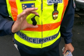 Alvásriasztó készülékeket ajándékoztak a győri rendőrök a sofőröknek