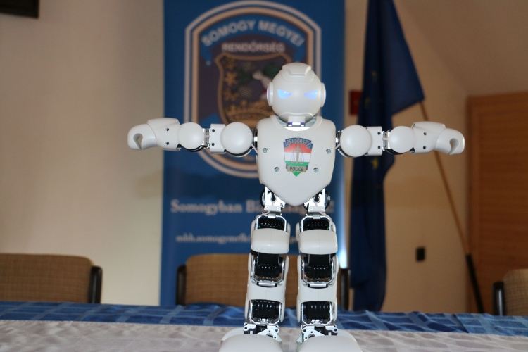 Az ORFK-Országos Balesetmegelőzési Bizottságnak köszönhetően a Somogy Megyei Balesetmegelőzési Bizottság két darab UBTech Alpha 1 Pro edukációs célú, szabadon programozható humanoid robotot kapott, amelyeket oktatási eszközként prevenciós célra használnak majd Siófokon és Kaposváron.